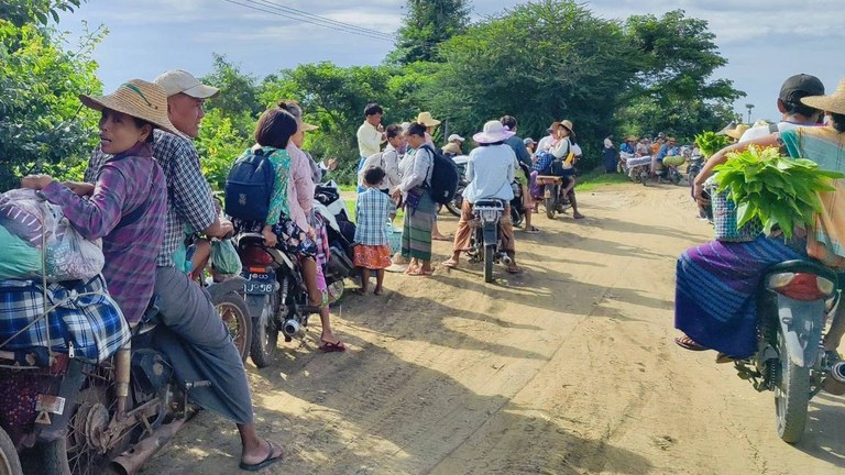 စစ်ကြောင်းဝင်ရောက်မှုကြောင့် ထွက်ပြေးတိမ်းရှောင်နေရသည့် ခင်ဦးမြို့နယ်မှ ဒေသခံများအား ၂၀၂၄ ခုနှစ် ဇန်နဝါရီ ၂၄ ရက်နေ့က တွေ့ရစဉ်။ (Photo: Citizen Journalist)