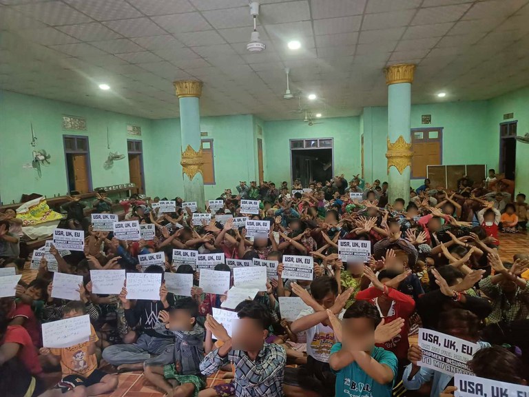 စစ်ကောင်စီကို လေယာဉ်ဆီဖြတ်တောက်ရေး ကမ္ဘာလုံးဆိုင်ရာ လူထုလှုပ်ရှားမှုကို ၂၀၂၄ ခုနှစ် မတ်လ ၁၁ ရက်နေ့က မုံရွာမြို့နယ်တွင် ပြုလုပ်ခဲ့စဉ်။ (Photo: Blood Money - သွေးစွန်းငွေ)