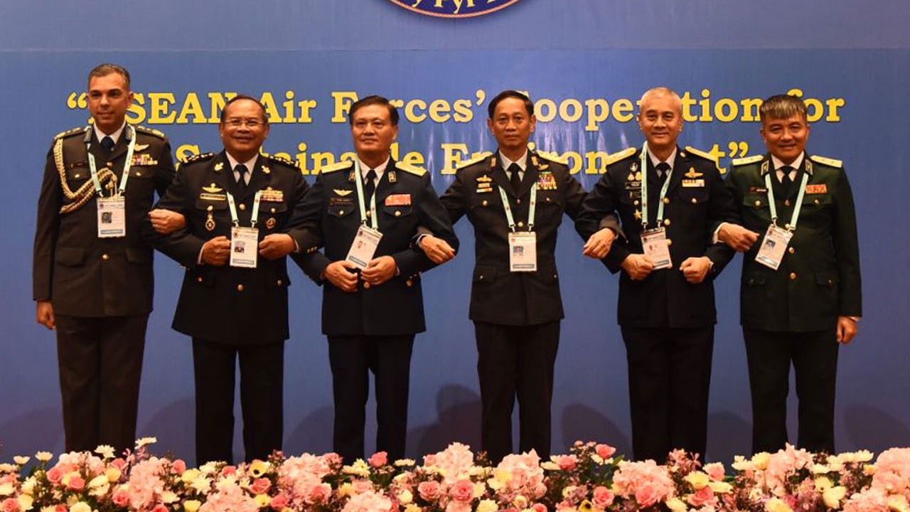 ၂၀၂၃ ခုနှစ်၊ စက်တင်ဘာလ ၁၃ ရက်နေ့ နေပြည်တော်မှာ ကျင်းပသည့် အာဆီယံလေတပ်ညီလာခံကို တက်ရောက်လာသည့် လေတပ်အကြီးအကဲများနှင့် စစ်ကောင်စီလေတပ် ဦးစီးချုပ် ဗိုလ်ချုပ် ထွန်းအောင်အား တွေ့ရစဉ်။ (Photo: Myanmar Military)