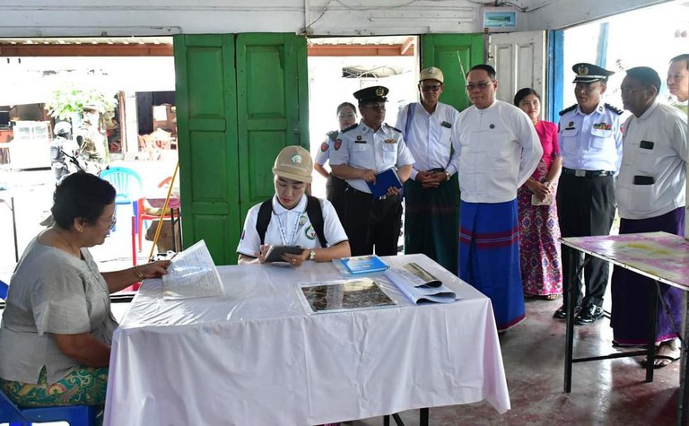 census-kawkareik.jpg ကရင်ပြည်နယ် ဘားအံမြို့တွင် သန်းခေါင်စာရင်းကောက်ယူနေသည်ကို ၂၀၂၄ ခုနှစ် အောက်တိုဘာလအတွင်းက တွေ့ရစဉ်။ (Photo: Myanmar Military)