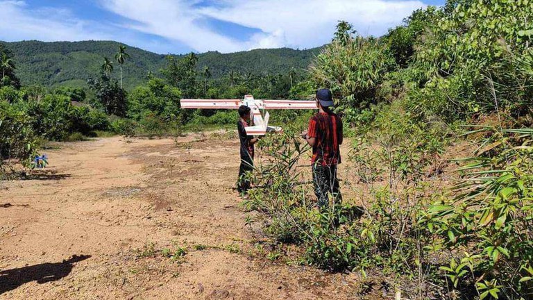 pulaw ပြည်သူ့ကာကွယ်ရေး တပ်မတော် မြိတ်ခရိုင် အမှတ် (၁) တပ်ရင်းမှ တပ်ဖွဲ့ဝင် နှစ်ဦးအား ဒရုန်းတစ်စင်းနဲ့အတူ ၂၀၂၄ ခုနှစ် အောက်တိုဘာလ ၄ ရက်နေ့က တွေ့ရစဉ်။ (ဓာတ်ပုံ - မြိတ်ခရိုင် အမှတ် (၁) တပ်ရင်း)