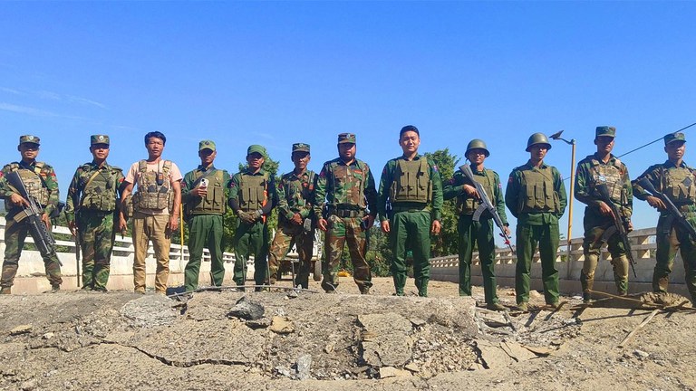 kyayti MNDAA နှင့် TNLA တို့မှ ကျေးသီးတံတားကို ၂၀၂၃ ခုနှစ် နိုဝင်ဘာလ ၂၀ ရက်နေ့က သိမ်းယူခဲ့စဉ်။ (Photo: The KoKang)