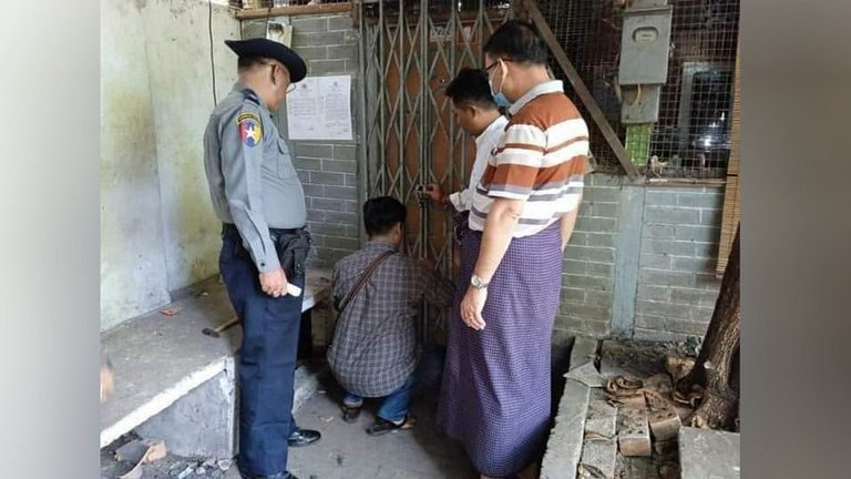လှိုင်မြို့နယ်၊ ရှမ်းစုရပ်ကွက်မှ ဦးစည်သူမောင်ရဲ့ မိဘနေအိမ်အား ၂၀၂၂ ခုနှစ် နိုဝင်ဘာလ ၈ ရက်နေ့က ချိပ်ပိတ်သိမ်းဆည်းခဲ့စဉ်။ (Photo: Citizen Journalist)