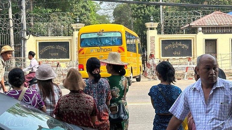 ရန်ကုန်မြို့ အင်းစိန်အကျဉ်းထောင်ရှေ့အား ၂၀၂၄ ခုနှစ် ဧပြီလ ၁၇ ရက်နေ့က တွေ့ရစဉ်။ (Photo: RFA)
