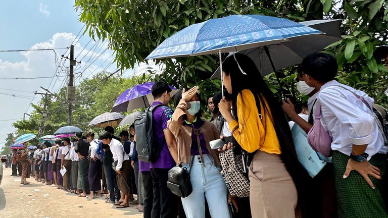 ကိုရီးယားဘာသာ အရည်အချင်းစစ် စာမေးပွဲ (EPS-TOPIK) မှတ်ပုံတင်ကြေး လာရောက်ပေးသွင်းသူများအား ၂၀၂၄ ခုနှစ် မတ်လ ၂၁ ရက်နေ့က ဒဂုံမြို့သစ်မြောက်ပိုင်း၊ ပင်လုံခန်းမရှေ့တွင် တွေ့ရစဉ်။ (Photo: RFA)