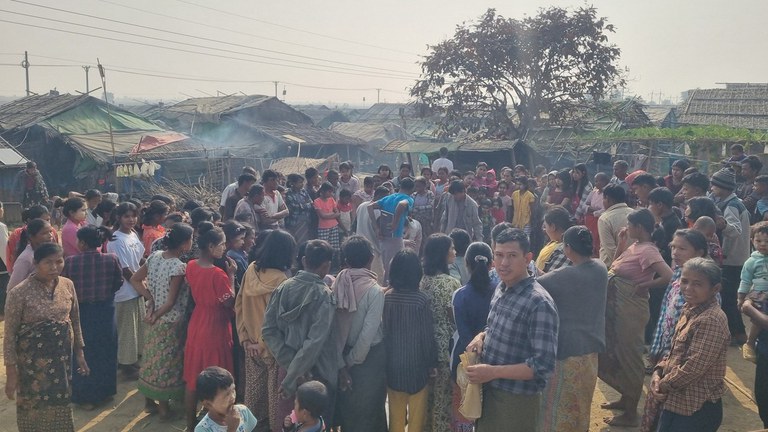 ရခိုင်ပြည်နယ် စစ်တွေမြို့နယ်အနီးမှ ထွက်ပြေးလာသည့် စစ်ဘေးဒုက္ခသည်များအား ၂၀၂၅ ခုနှစ်၊ ဇန်နဝါရီလ ၂၉ ရက်နေ့က တွေ့ရစဉ်။ (Photo : Wai Hun Aung)