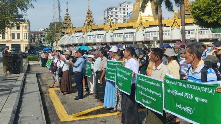 ရန်ကုန်မြို့တော်ခန်းမရှေ့ မဟာဗန္ဓုလပန်းခြံအနီးတွင် ပြုလုပ်ခဲ့သည့် စစ်ကောင်စီထောက်ခံပွဲအား ၂၀၂၃ ခုနှစ် နိုဝင်ဘာလ ၁၂ ရက်နေ့က တွေ့ရစဉ်။ (Photo: MWD)