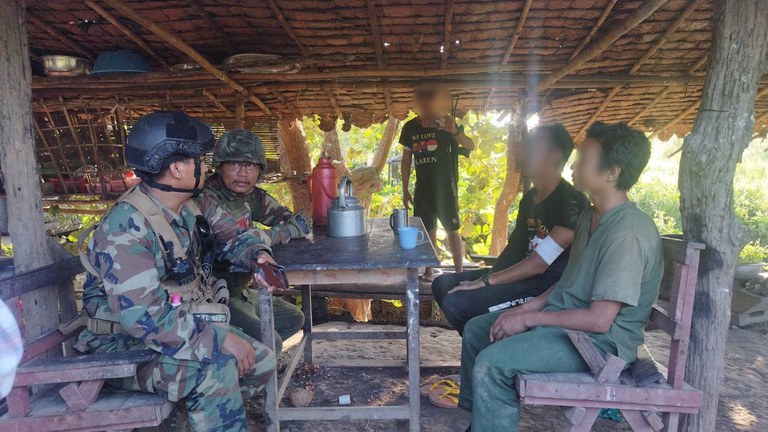 knu ပဲခူးတိုင်း၊ ကျောက်ကြီးမြို့နယ်အတွင်း မုန်းမြို့သိမ်းတိုက်ပွဲတွင် PDF နှင့် မဟာမိတ်ပူးပေါင်းတပ်ဖွဲ့များထံ ၂၀၂၃ ခုနှစ်၊ ဒီဇင်ဘာလ ၄ ရက်နေ့က လက်နက်ချခဲ့သည့် စစ်ကောင်စီတပ်ဖွဲ့ဝင်တချို့အား KNLA အဖွဲ့က ထုတ်ပြန်ထားသည့်ပုံ။ (Photo : KNLA)