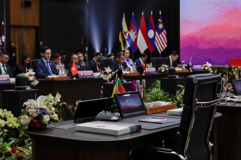 asean2 အင်ဒိုနီးရှားနိုင်ငံ ဂျာကာတာမြို့တွင် ၂၀၂၃ ခုနှစ်၊ စက်တင်ဘာလ ၄ ရက်နေ့က ကျင်းပသည့် အာဆီယံအစည်းအဝေးတွင် မြန်မာကိုယ်စားပြုနေရာ လစ်လပ်နေစဉ်။ (Photo: Mast IRHAM / POOL / AFP)