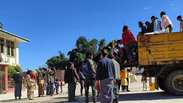 နမ့်ဆန်မှာ စစ်ကောင်စီတပ်နဲ့ TNLA တိုက်ပွဲ ဆက်ပြင်းထန်၊ ဒေသခံတစ်ထောင်ကျော် ထွက်ပြေးနေရ နမ့်ဆန်မှာ စစ်ကောင်စီတပ်နဲ့ TNLA တိုက်ပွဲ ဆက်ပြင်းထန်၊ ဒေသခံတစ်ထောင်ကျော် ထွက်ပြေးနေရ