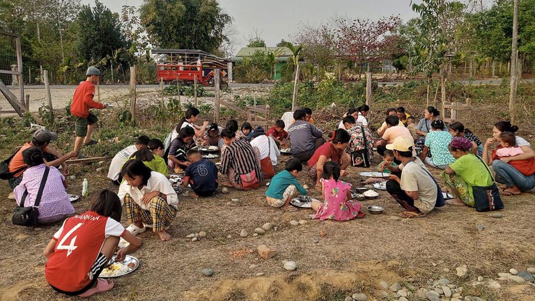 ကချင်ပြည်နယ်၊ ဝိုင်းမော်မြို့နယ် နောင်းချိန်းကျေးရွာကို ထွက်ပြေးတိမ်းရှောင်လာသည့် စစ်ဘေးဒုက္ခသည်များအား ၂၀၂၄ ခုနှစ်၊ မတ်လ ၂၀ ရက်နေ့က တွေ့ရစဉ်။ (Photo: Facebook/ Nawnghkying Buga Hkalup Hpung)