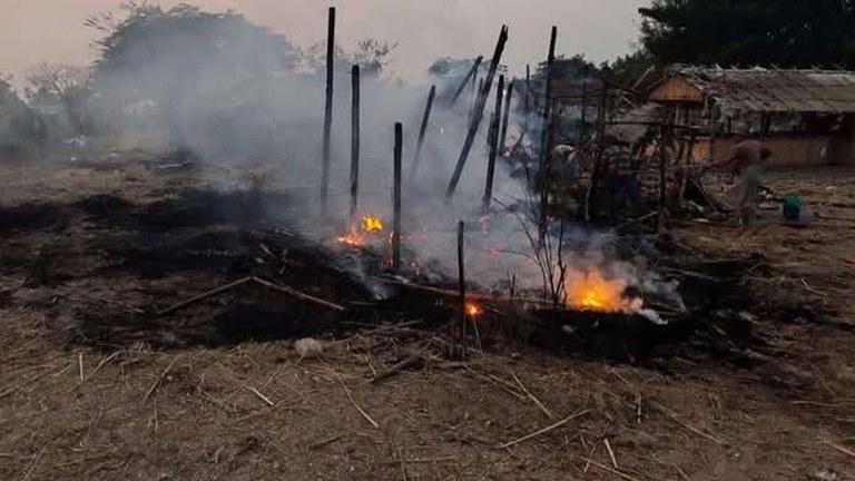 ကလေးမြို့နယ် ကုက္ကိုလ်ရွာအတွင်းက စစ်ဘေးဒုက္ခသည်စခန်းကို ၂၀၂၅ ခုနှစ် ဇန်နဝါရီ ၃၁ ရက်နေ့က ဗုံးကြဲခံရပြီးနောက် တွေ့ရစဉ်။ (Citizen Photo)