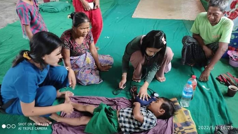 စစ်ကိုင်းတိုင်း ကလေးမြို့နယ် တောင်ပိုင်းမှ ဝမ်းပျက်ဝမ်းလျှော ဖြစ်နေသည့် စစ်ဘေးဒုက္ခသည် ကလေးငယ် တစ်ဦးအား ၂၀၂၂ ခုနှစ် မေလ ၆ ရက်နေ့က တွေ့ရစဉ်။ Photo: Citizen Journalist