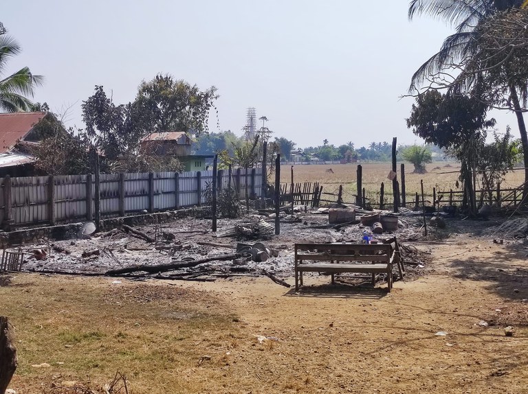 မီးရှို့ဖျက်စီးခံထားရသည့် ကောလင်းမြို့ရှိနေအိမ်တစ်လုံးအား ၂၀၂၄ ခုနှစ် ဖေဖော်ဝါရီလ ၁၃ ရက်နေ့က တွေ့ရစဉ်။ (ဓာတ်ပုံ : ကောလင်းမြို့နယ် ပြည်သူ့အုပ်ချုပ်ရေးအဖွဲ့)