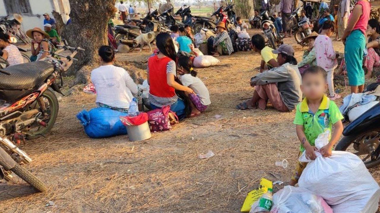 ကန့်ဘလူမြို့နယ်တွင် စစ်ကောင်စီတပ် စစ်ကြောင်း ဝင်ရောက်လာသည့်အတွက် ထွက်ပြေးတိမ်းရှောင်နေကြသည့် ဒေသခံများအား ၂၀၂၄ ခုနှစ် မတ်လ ၂၇ ရက်နေ့က တွေ့ရစဉ်။ (Photo: Facebook/ ကျွန်းလှတက်ကြွလှုပ်ရှားသူများအဖွဲ့)