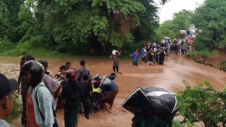 ကနီမြို့နယ်တွင် စစ်ကြောင်းထိုးနေတာကြောင့် ထွက်ပြေးရသည့် စစ်ဘေးဒုက္ခသည်များအား ၂၀၂၃ ခုနှစ် မေလ ၁၄ ရက်နေ့က တွေ့ရစဉ်။ (Photo: Pyae Aung Naing Kani)