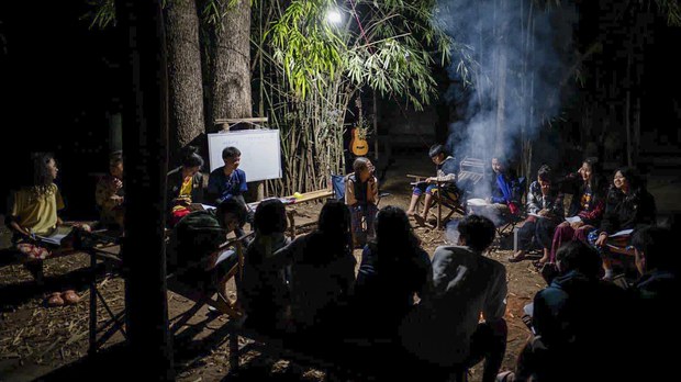 ကရင်နီစစ်ဘေးဒုက္ခသည် ကလေးတွေကို စာသင်ပေးနေသူ ကရင်နီစစ်ဘေးဒုက္ခသည် ကလေးတွေကို စာသင်ပေးနေသူ