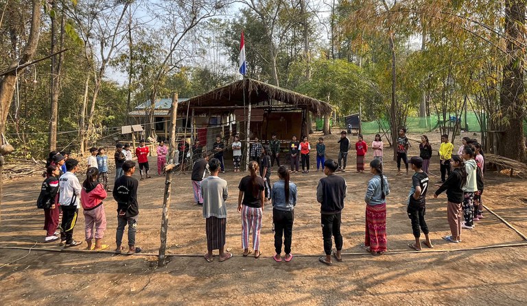 ကရင်နီပြည်နယ်အတွင်း စာသင်ကြားနေသည့် စစ်ဘေးဒုက္ခသည် ကလေးများအား တွေ့ရစဉ်။ (Photo: Khin Sandarnyunt/Facebook)