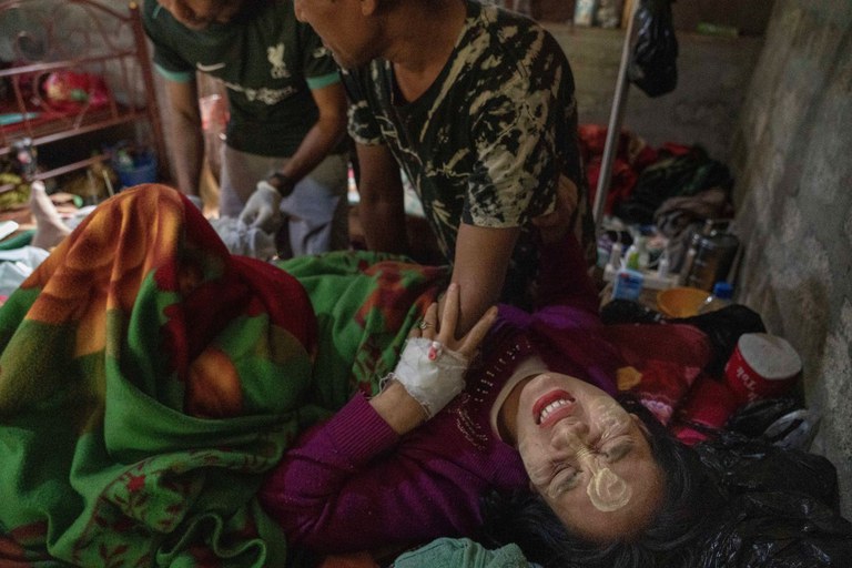 စစ်ကောင်စီ၏ လေကြောင်းတိုက်ခိုက်မှု‌ကြောင့် ဒဏ်ရာရခဲ့သည့် ကရင်နီပြည်ရဲတပ်ဖွဲ့ဝင်ကိုရာဇာထွန်း၏ဇနီးဖြစ်သူ မဇင်ဇင်အောင်ကို ၂၀၂၄ ခုနှစ် နိုဝင်ဘာလ ၅ ရက်နေ့တွင် ဆေးဝန်ထမ်းများက ဒဏ်ရာများ ဆေးကြောသန့်စင်ပေးစဉ်။  (Gemunu Amarasinghe/RFA)