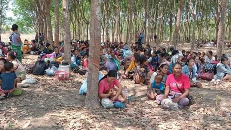 မြ၀တီမြို့နယ် တိုက်ပွဲများကြောင့် ထိုင်းနိုင်ငံဘက်ခြမ်းကို ထွက်ပြေးလာကြသည့် စစ်ဘေးဒုက္ခသည်များအား ၂၀၂၃ ခုနှစ်၊ ဧပြီလ ၅ ရက်နေ့က တွေ့ရစဉ်။ (Photo: U U Hpa-an Thar - facebook)