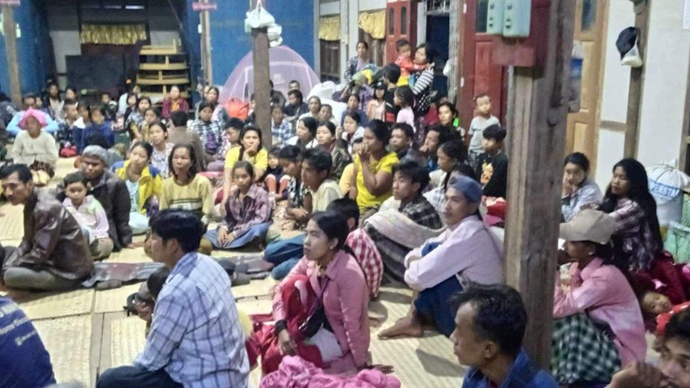 ကောလင်းမြို့ပေါ်မှ ထွက်ပြေးတိမ်းရှောင်လာကြသည့် ဒေသခံများအား ၂၀၂၃ ခုနှစ်၊ နိုဝင်ဘာ ၃ ရက်က တွေ့ရစဉ်။ (Photo: Kawlin Info)