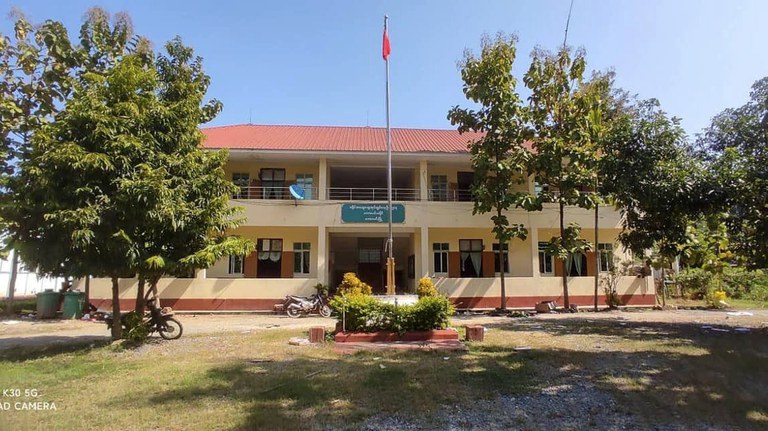 ၂၀၂၃ ခုနှစ် နိုဝင်ဘာ ၆ ရက်နေ့က ကောလင်းမြို့ကို ပြည်သူ့ကာကွယ်ရေးတပ်မတော်(PDF)၊ ပြည်သူ့ကာကွယ်ရေးအဖွဲ့ (ပကဖ)နှင့်မဟာမိတ်တပ်သားများက သိမ်းယူခဲ့ပြီးနောက် အထွေထွေအုပ်ချုပ်ရေးမှူးရုံး မြင်ကွင်းအား NUG ကာကွယ်ရေးဝန်ကြီးဌာနမှ ထုတ်ပြန်ထားသည့်ပုံ။  (Photo : NUG)