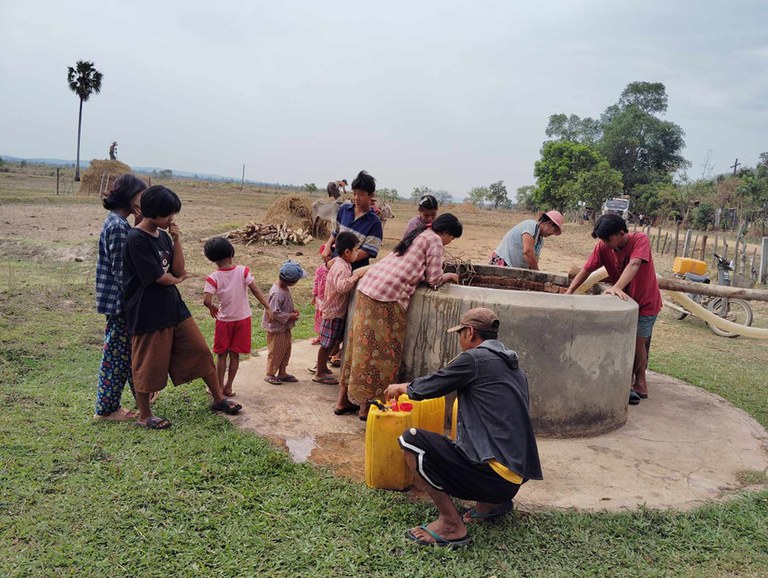 စစ်ကိုင်းတိုင်း ကောလင်းမြို့နယ်မှ စစ်ဘေးဒုက္ခသည်များအား ၂၀၂၄ ခုနှစ်၊ မေလ ၁၄ ရက်နေ့က တွေ့ရစဉ်။ (Photo: Kawlin Info)