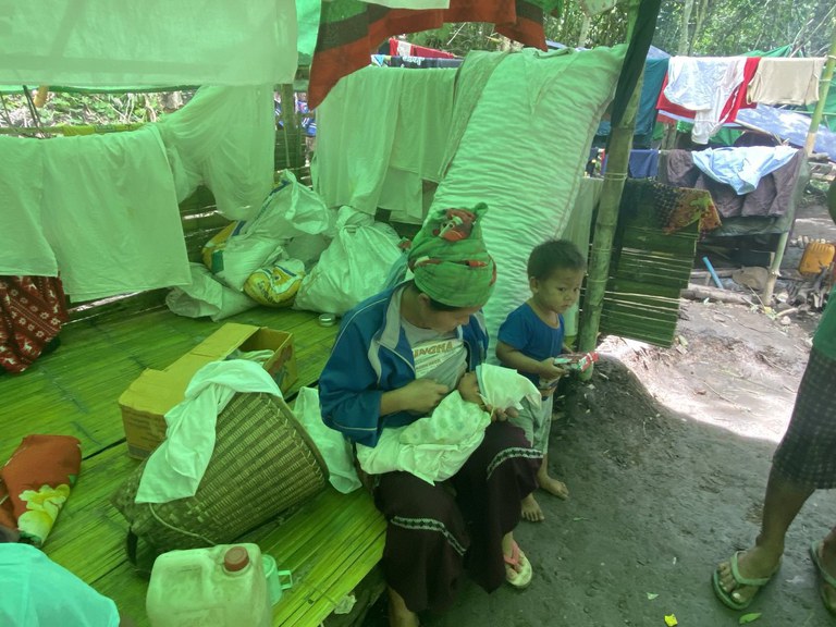 တိုက်ပွဲကြောင့် တောတောင်တွေထဲ ဖြစ်သလို နေထိုင်နေကြရသည့် ကယားပြည်နယ်အတွင်းက ဒုက္ခသည်စခန်းတစ်ခုကို ၂၀၂၃ ခုနှစ် ဇူလိုင်လ ၁၉ ရက်နေ့က တွေ့ရစဉ်။ (Photo: CTER)