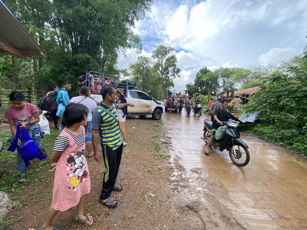 တိုက်ပွဲပြင်းထန်နေတဲ့ မယ်စဲ့နဲ့ဖားဆောင်းမှာ ဒုက္ခသည် သုံးထောင်ဝန်းကျင် ပိတ်မိနေ တိုက်ပွဲပြင်းထန်နေတဲ့ မယ်စဲ့နဲ့ဖားဆောင်းမှာ ဒုက္ခသည် သုံးထောင်ဝန်းကျင် ပိတ်မိနေ