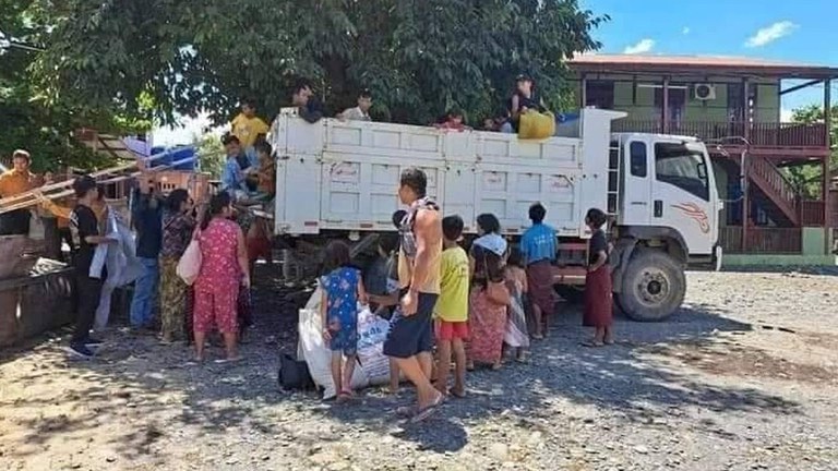 တိုက်ပွဲများကြောင့် နေရပ်စွန့်ခွာ တိမ်းရှောင်ရန် ပြင်ဆင်နေကြသည့် ခါမ်းပါတ်မြို့မှ စစ်ဘေးဒုက္ခသည်များအား ၂၀၂၃ ခုနှစ်၊ ဇူလိုင်လ ၂၄ ရက်နေ့က တွေ့ရစဉ်။ (Photo: Citizen Journalist)