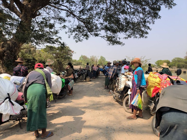 ခင်ဦးမြို့နယ်တွင် စစ်ကောင်စီတပ် စစ်ကြောင်းထိုးမှုကြောင့် ထွက်ပြေးရသည့် စစ်ဘေးဒုက္ခသည်များအား ၂၀၂၃ ခုနှစ် ဖေဖော်ဝါရီလ ၂၅ ရက်နေ့က တွေ့ရစဉ်။ (ဓာတ်ပုံ - ခင်ဦးမြို့နယ် သတင်းမှန်ပြန်ကြားရေး)