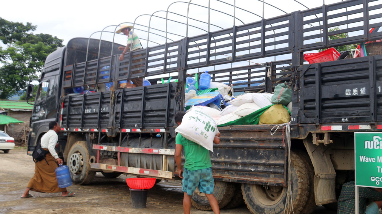တိုက်ပွဲကြောင့် ထွက်ပြေးသွားကြသည့် ကချင်ပြည်နယ်၊ ဝိုင်းမော်မြို့နယ်၊ နမ်ဆန်ယန်ကျေးရွာဒေသခံများ ၂၀၂၃ ခုနှစ်၊ ဇူလိုင်လ ၆ ရက်နေ့မှာ နေအိမ်မှ ပစ္စည်းများ လာသယ်ယူကြစဉ်။ (Photo: RFA)
