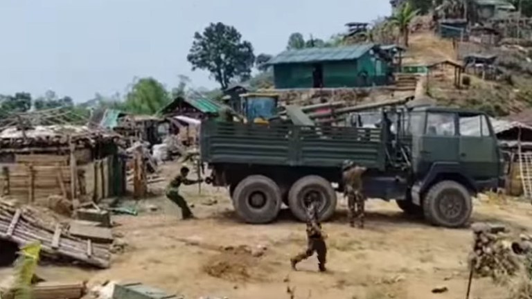 KIA.jpg မံစီမြို့သိမ်းတိုက်ပွဲတွင် သိမ်းပိုက်ရရှိသည့် စစ်ကောင်စီတပ်၏ လက်နက်ကြီးများနှင့် အမြောက်ကျည်ဆန်များကို ၂၀၂၅ ခုနှစ် ဇန်နဝါရီ ၈ ရက်နေ့က တွေ့ရစဉ်။ (Screenshot from Citizen Video)