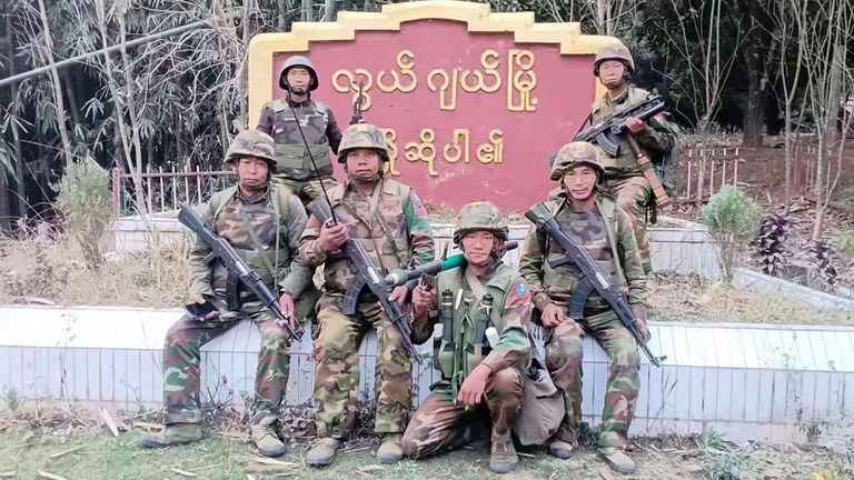 ကချင်လွတ်မြောက်ရေးတပ်မတော် (KIA) တပ်ဖွဲ့ဝင်အချို့အား  ၂၀၂၄ ခုနှစ်၊ မတ်လ ၂၉ ရက်နေ့က လွယ်ဂျယ်မြို့တွင် တွေ့ရစဉ်။ (Photo: Twitter/ FreeKachin)
