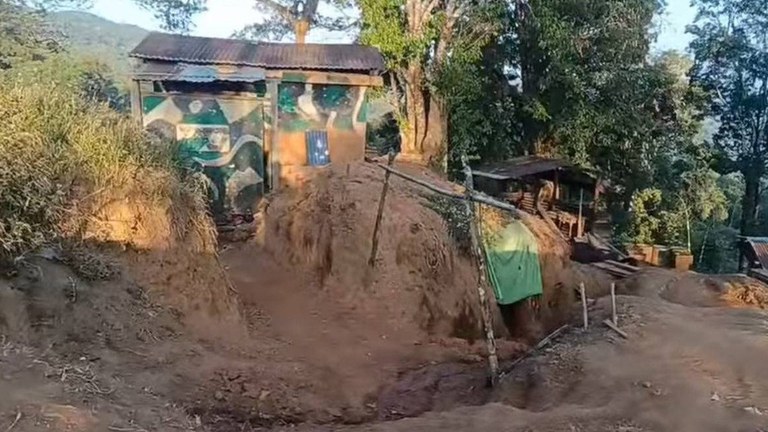 နမ့်ခမ်းမြို့နှင့် တရုတ်ပြည်နယ်စပ်ရှိ ကိုင်ထိပ် စစ်ကောင်စီတပ်စခန်းအား ၂၀၂၄ ခုနှစ် ဇန်နဝါရီလ ၂၉ ရက်နေ့က ကချင်လွတ်မြောက်ရေး တပ်မတော် (KIA) က သိမ်းပိုက်ခဲ့သည်ကို တွေ့ရစဉ်။ (Photo: Citizen Journalist)