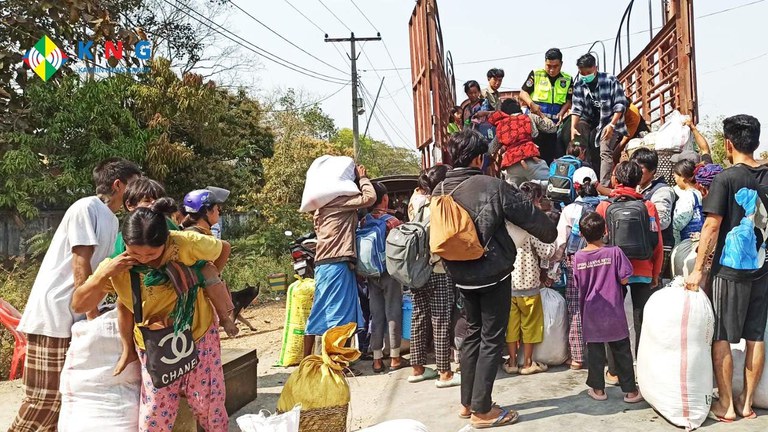 ကချင်ပြည်နယ်၊ ဝိုင်းမော်မြို့နယ်တွင် ပိတ်မိနေသည့် စစ်ဘေးဒုက္ခသည်များအား ကယ်ဆယ်ရေးအဖွဲ့များမှ ကူညီကယ်ထုတ်ခဲ့သည်ကို ၂၀၂၄ ခုနှစ်၊ မတ်လ ၁၃ ရက်နေ့က တွေ့ရစဉ်။ (Photo: Kachin News Group)