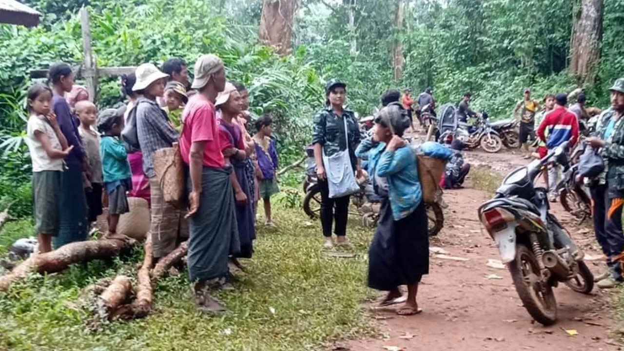ပဲခူးတိုင်း၊ ရေတာရှည်မြို့နယ်မှ ဒေသခံများထွက်ပြေးနေရသည်ကို ၂၀၂၃ ခုနှစ်၊ ဧပြီလအတွင်းက တွေ့ရစဉ်။ (Photo: KIC)