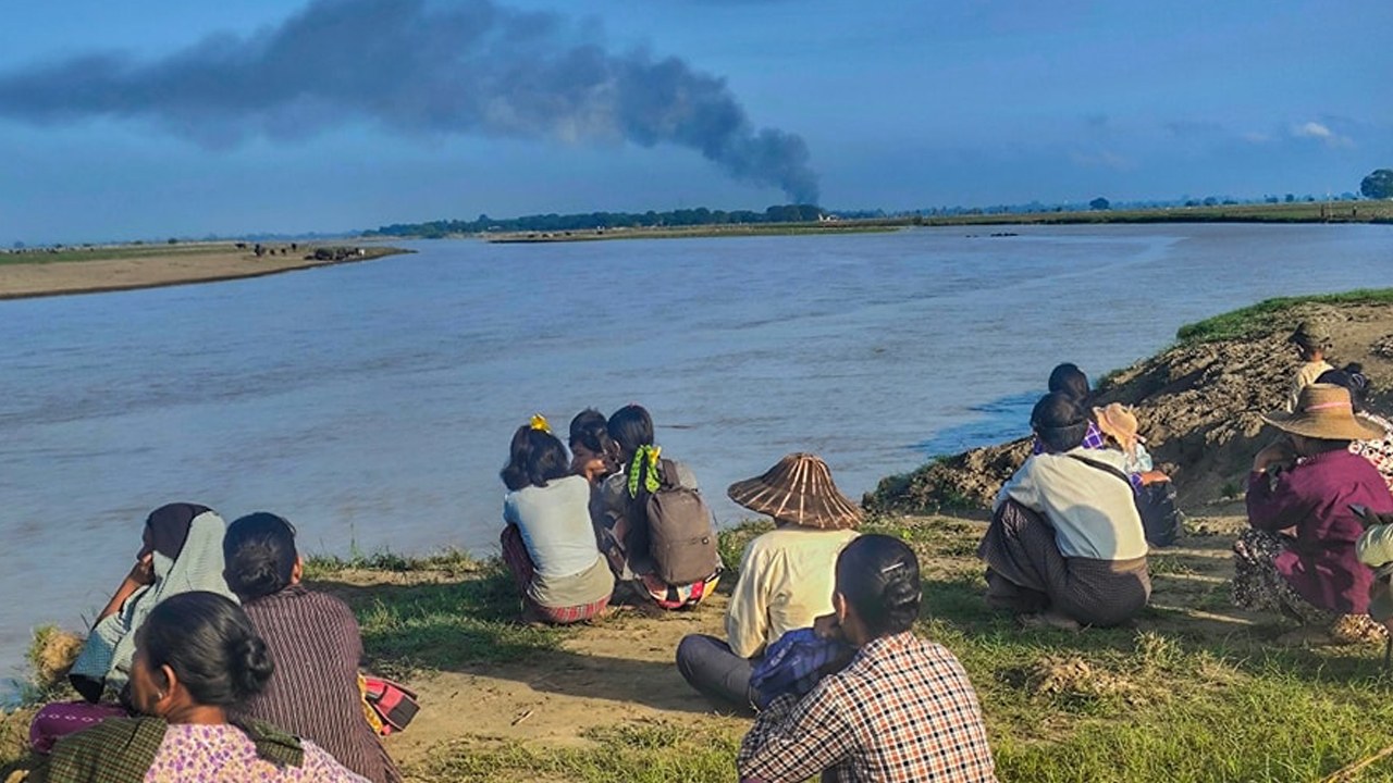 မကွေးတိုင်း ရေစကြိုမြို့နယ်မှ စစ်ဘေးဒုက္ခသည်များအား ၂၀၂၃ ခုနှစ်၊ အောက်တိုဘာလ ၁၅ ရက်နေ့က တွေ့ရစဉ်။ (Photo: Yay Lal Kyun News)