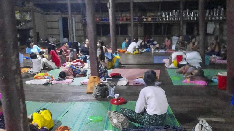 စစ်ကောင်စီတပ်နှင့် ကရင်အမျိုးသား လွတ်မြောက်ရေးတပ်မတော် (KNLA) ပူးပေါင်းတပ်များ၏ တိုက်ပွဲများကြောင့် တိမ်းရှောင်နေကြသည့် ဒေသခံများအား တွေ့ရစဉ်။ (Photo: S.O.F)
