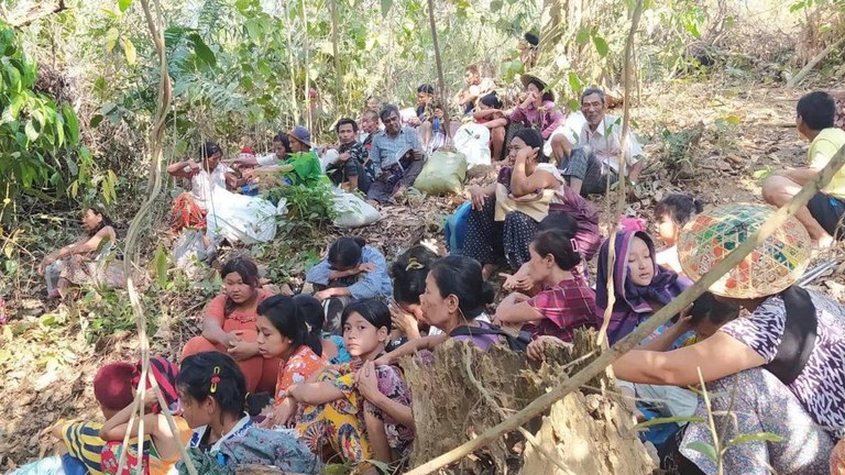 ကရင်ပြည်နယ် ဖာပွန်ခရိုင်(မူတြော်ခရိုင်)မှ စစ်ဘေးဒုက္ခသည်များအား ၂၀၂၄ ခုနှစ် မတ်လ ၃၁ ရက်နေ့က တွေ့ရစဥ်။ (KNU- Mutraw News Photo)