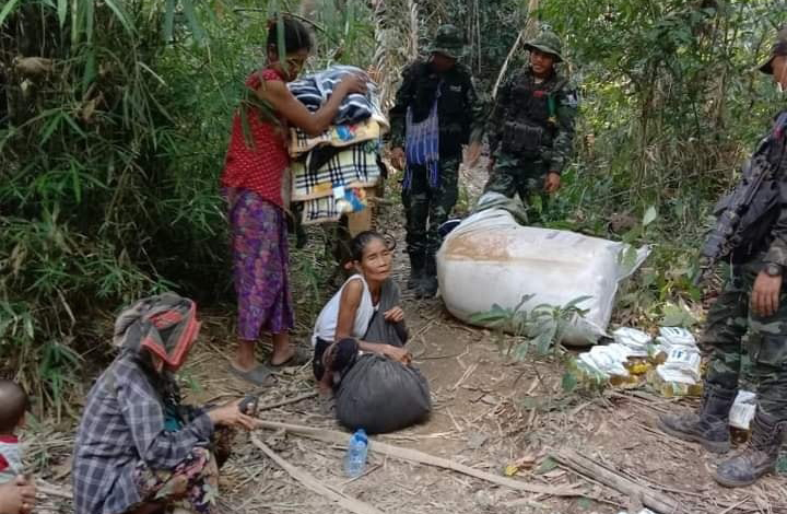 (ကရင်ပြည်နယ်မှာ စစ်ဘေးဒုက္ခသည်တွေကို ကူညီပေးနေတဲ့ KNU တပ်သားတွေကို ဇန်နဝါရီ ၁၅ ရက်နေ့က တွေ့ရစဥ်) Photo: CJ