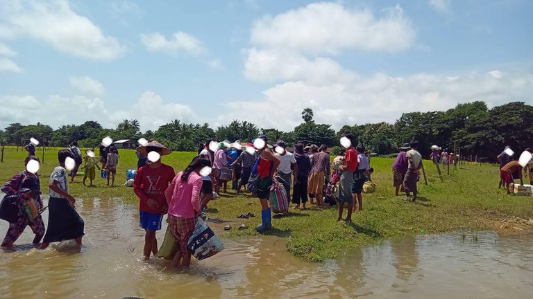 စစ်ကောင်စီ လေကြောင်းတိုက်ခိုက်မှုကြောင့် ထွက်ပြေးနေရသည့်  ပဲခူးတိုင်း ကျောက်ကြီးမြို့နယ်က ​ဒေသခံတွေအား ၂၀၂၃ ခုနှစ် စက်တင်ဘာလ ၁၄ ရက်နေ့က တွေ့ရစဉ်။ ( Photo :  𝗞𝗮𝗿𝗲𝗻 𝗡𝗮𝘁𝗶𝗼𝗻𝗮𝗹 𝗨𝗻𝗶𝗼𝗻 )
