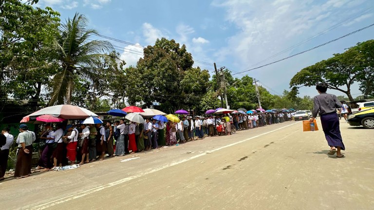 ကိုရီးယားဘာသာ အရည်အချင်းစစ် စာမေးပွဲ (EPS-TOPIK) မှတ်ပုံတင်ကြေး လာရောက်ပေးသွင်းသူများအား ၂၀၂၄ ခုနှစ် မတ်လ ၂၁ ရက်နေ့က ဒဂုံမြို့သစ်မြောက်ပိုင်း၊ ပင်လုံခန်းမရှေ့တွင် တွေ့ရစဉ်။ (Photo: RFA)
