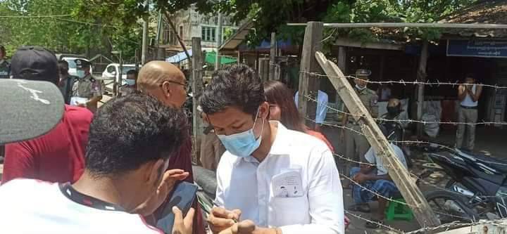 pyay-prison.jpeg ပဲခူးတိုင်းဒေသကြီး ပြည်အကျဉ်းထောင်မှ လွတ်မြောက်လာသူများအား ၂၀၂၃ ခုနှစ်၊ မေလ ၃ ရက်နေ့က တွေ့ရစဉ်။ (Photo: Citizen Journalist)