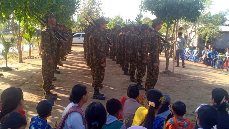pyu-saw-htee-training ကန့်ဘလူမြို့နယ်၊ ရွက်ကြမ်းအုပ်စု၊ မြကန်သာကျေးရွာတွင် ပြည်သူ့စစ်သင်တန်းဆင်းပွဲ ကျင်းပနေသည်ကို ၂၀၂၂ ခုနှစ် ဒီဇင်ဘာလ ၄ ရက်နေ့က တွေ့ရစဉ်။ (Photo: Myanmar National Post)