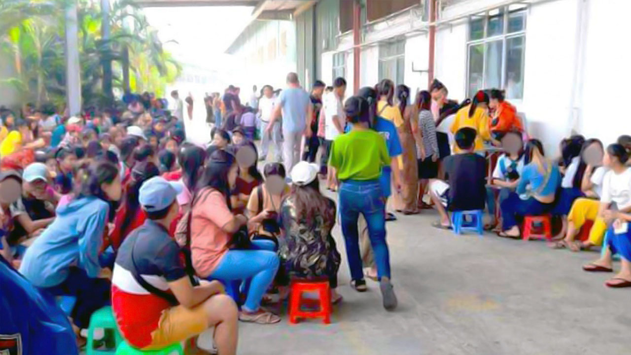စက်ရုံပိတ်သိမ်းမှုကြောင့် အလုပ်နားခံရသည့် GTIG အထည်ချုပ်စက်ရုံက အလုပ်သမားများအား ၂၀၂၃ ခုနှစ်၊ ဖေဖော်ဝါရီလ ၂၈ ရက်နေ့က တွေ့ရစဉ်။ (Photo: STUM)