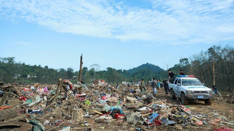 ကချင်ပြည်နယ်၊ လိုင်ဇာမြို့အနီးရှိ မုန်လိုင်ခက် စစ်ဘေးဒုက္ခသည်စခန်းကို ၂၀၂၃ ခုနှစ်၊ အောက်တိုဘာလ ၉ ရက်နေ့ညက စစ်ကောင်စီတပ် တိုက်ခိုက်အပြီး အပျက်အစီးများအား တွေ့ရစဉ်။ (Photo : Awng Ja)