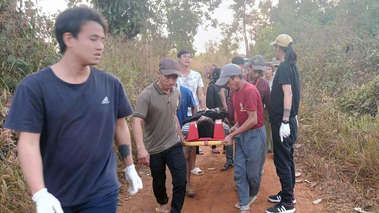 ရှမ်းပြည်နယ်၊ သီပေါမြို့နယ်အတွင်း မိုင်းကြောင့် သေဆုံးသွားသူကို ပရဟိတအဖွဲ့ဝင်များမှ ၂၀၂၄ ခုနှစ်၊ ဖေဖော်ဝါရီ ၉ ရက်နေ့က သွားရောက်သယ်ဆောင်နေသည်ကို တွေ့ရစဥ်။ (Photo: Citizen Journalist)
