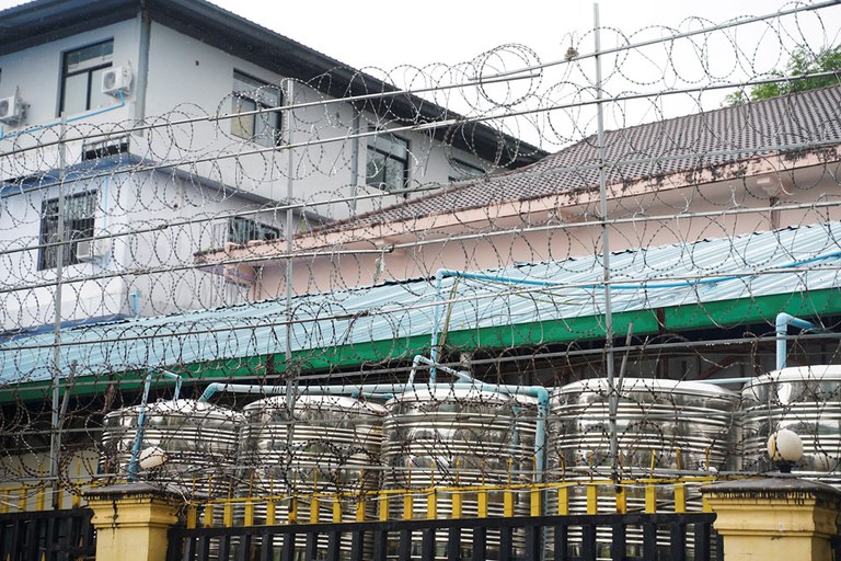 2-cambodia-trafficking-compound ၂၀၂၂ ခုနှစ် စက်တင်ဘာလ ၂၁ ရက်နေ့က ကမ္ဘောဒီးယားနိုင်ငံ သီဟာနုဗီလာ အထူးစီးပွားရေးဇုန်တွင် ဆိုက်ဘာရာဇ၀တ်ဂိုဏ်းများကို ဝင်ရောက်စီးနင်းစဉ် လူကုန်ကူးမှု၊ ပြန်ပေးဆွဲမှုနှင့် ညှဉ်းပန်းနှိပ်စက်မှု အထောက်အထားများ တွေ့ခဲ့ရသည့် Great Wall Park ခြံဝင်းကို တွေ့ရစဉ်။ (Photo: Reuters)