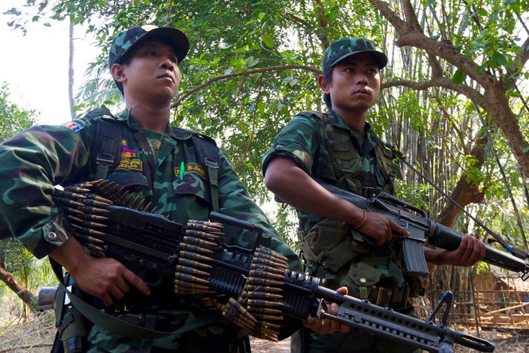 8-dkba ကရင်ပြည်နယ် မြဝတီမြို့နယ်တွင် ဒီမိုကရေစီအကျိုးပြု ကရင့်တပ်မတော် (DKBA) နယ်ခြားစောင့်တပ်ဖွဲ့ဝင်တချို့ကို တွေ့ရစဉ်။ (Reuters File Photo)